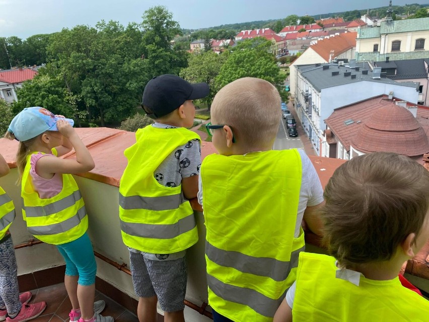 Pięciolatki z Przedszkola nr 4 w Wieluniu zwiedzały pieszo miasto 