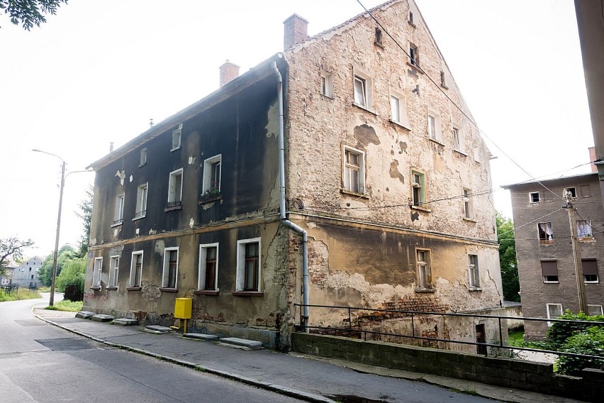 Wałbrzych: Budynek przy ul. Dąbrowskiego ostatnie pożegnanie? Co w planie do wyburzenia? [LISTA, ZDJĘCIA]