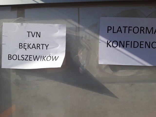 Kartki zostały naklejone na przystanku autobusowym