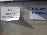 Obraźliwe kartki w Sosnowcu: "TVN bękarty bolszewików", "Platforma konfidenci". Naklejono je na przystankach autobusowych