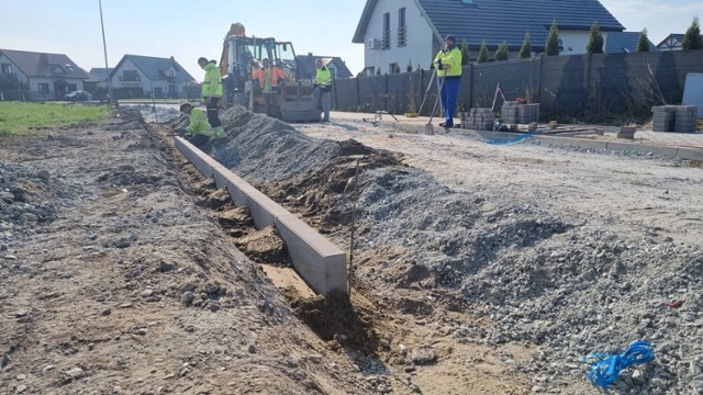 Mieszkańcy w końcu doczekają się drogi z prawdziwego zdarzenia. Trwa remont ulicy Cedrowej w Marszewie