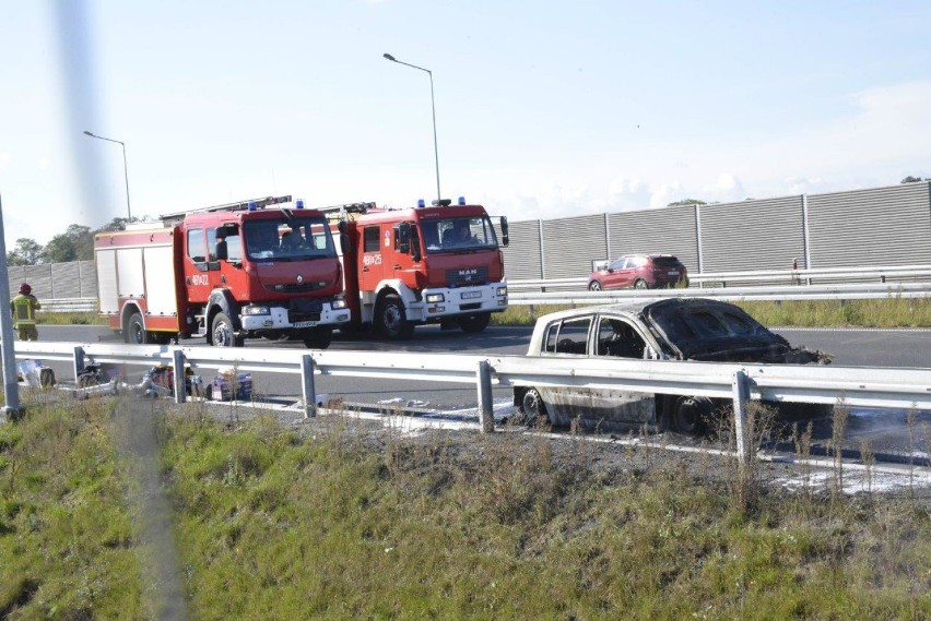 Na drodze ekspresowej S5 w niedzielę całkowicie spłonęło auto