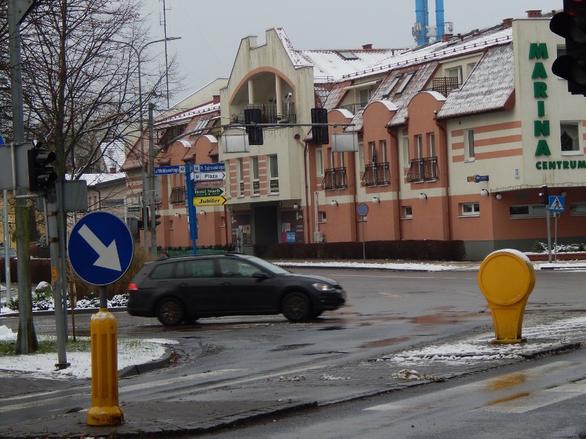 Odwilż w Ustce i trudne warunki drogowe w regionie [ZDJĘCIA]