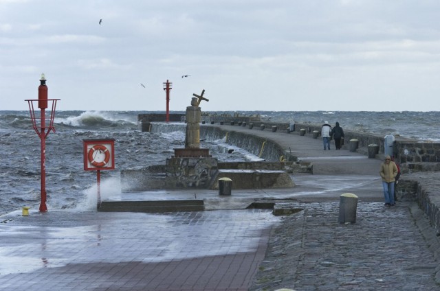 Port morski w Ustce. Ogromne fale wchodziły głęboko w kanał portowy. Fot. H.Bierndgarski