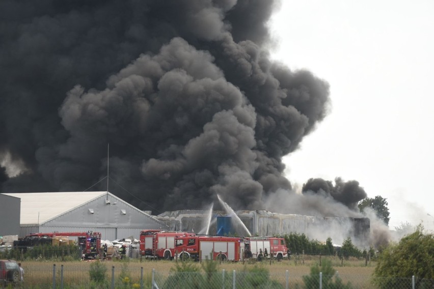 200 strażaków z całego regionu walczyło z wielkim pożarem...