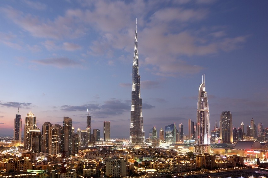 Burdż Chalifa w Dubaju (Zjednoczone Emiraty Arabskie) mierzy...