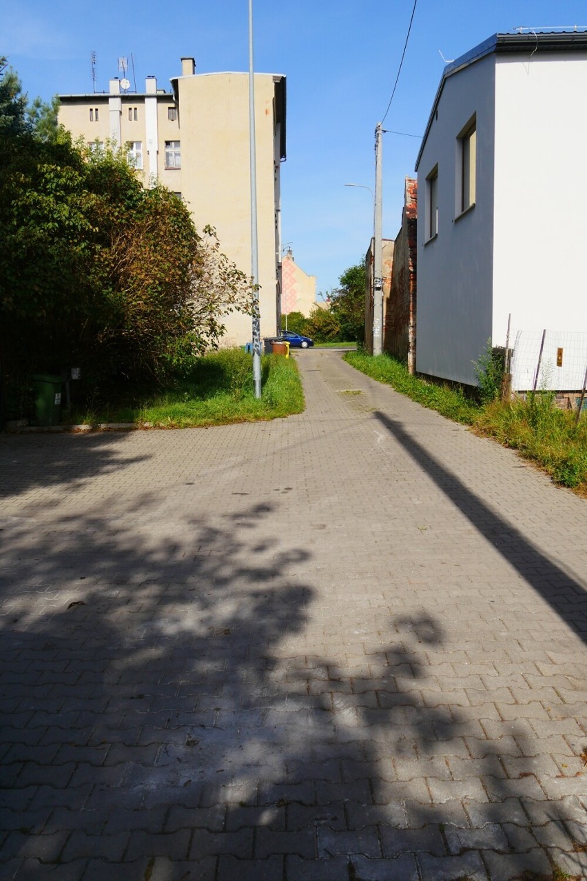 Ulica Rybacka w Legnicy to jedna z najkrótszych ulic w mieście. Powstała w XVIII wieku, dawniej zamieszkiwali ją rybacy. Tak wygląda obecnie