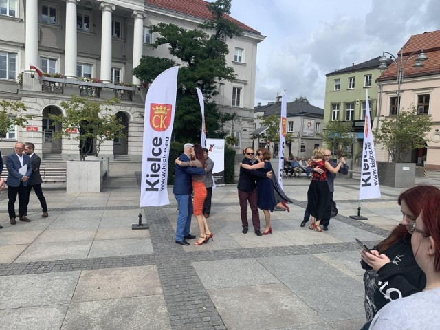 Wtorkowa konferencja prasowa na Rynku w Kielcach. Tancerze wystąpią podczas Festiwalu Wiatru.