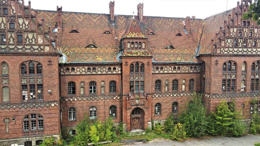 To najprawdopodobniej NAJDROŻSZY budynek na sprzedaż w woj. śląskim. Cena tego pałacu z Pszczyny zwala z nóg! Zobacz ZDJĘCIA
