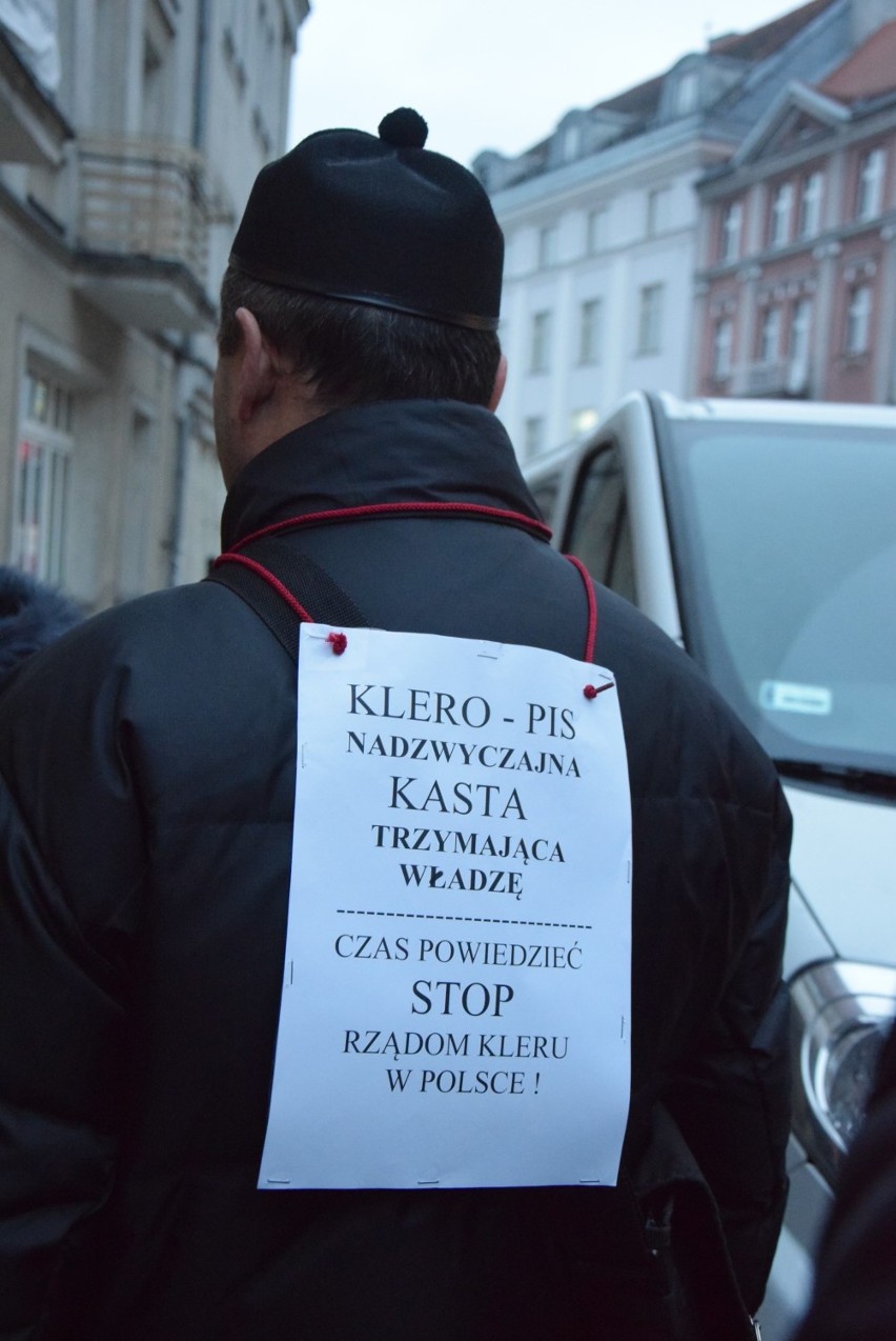 Czarny piątek w Kaliszu. Protest kobiet pod siedzibą PiS