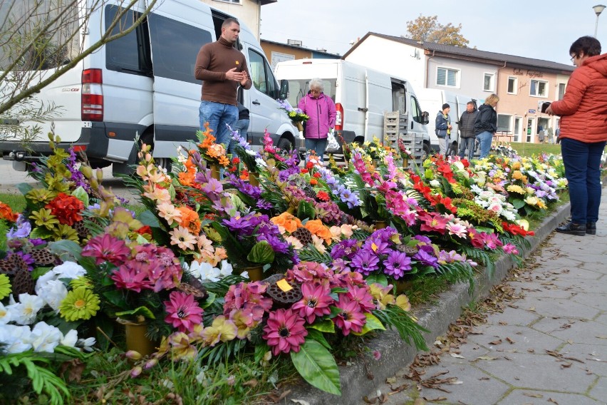 Targowisko miejskie w Sępólnie Krajeńskim w dzień targowy -...