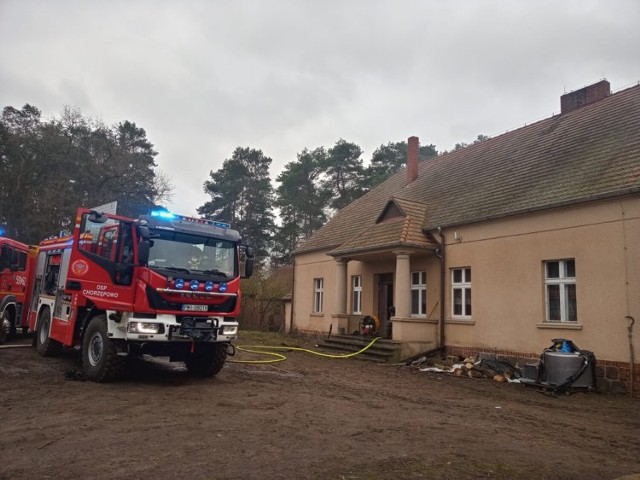 Dziewięć zastępów straży pożarnej walczyło z pożarem budynku mieszkalnego w Chorzępowie (19.12.2021).