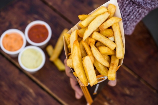 "Fabryka Frytek - fries & fingerfood" to uwielbiany lokal przez naszych czytelników. Doceniają go przede wszystkim za wyśmienity smak, ogromny wybór oraz konkurencyjne ceny.

W tamtejszym menu warto zwrócić uwagę m.in. na:

Frytki belgijskie, chrupiące na zewnątrz i mięsiste w środku, w cenie od 11 do 18 złotych.

Frytki Julienne, w cenie od 11 do 18 złotych.

Słodkie frytki z batata, w cenie od 13 do 23 złotych.

Frytki PRL-owskie, w cenie od 11 do 18 złotych.

Łódeczki, w cenie od 11 do 18 złotych.

"Fabryka Frytek - fries & fingerfood" mieści się przy ulicy Ludwika Waryńskiego 9.