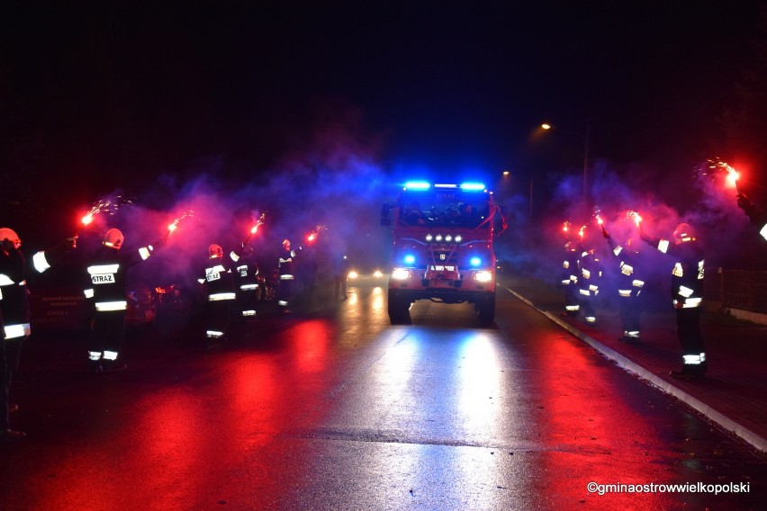 Wóz strażacki za 800 tys. złotych wjechał do OSP w Sobótce. Mieszkańcy powitali go szampanem i sztucznymi ogniami