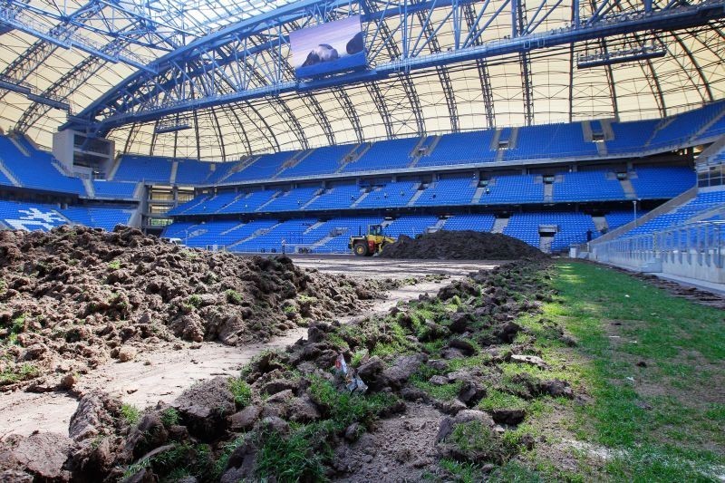 Na Stadionie Miejskim w Poznaniu trwa wymiana murawy na Euro 2012 [ZDJĘCIA]