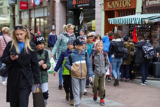 Sezon wycieczek szkolnych rozkręca się w najlepsze - na Rynku Staromiejskim w Toruniu są tłumy dzieci