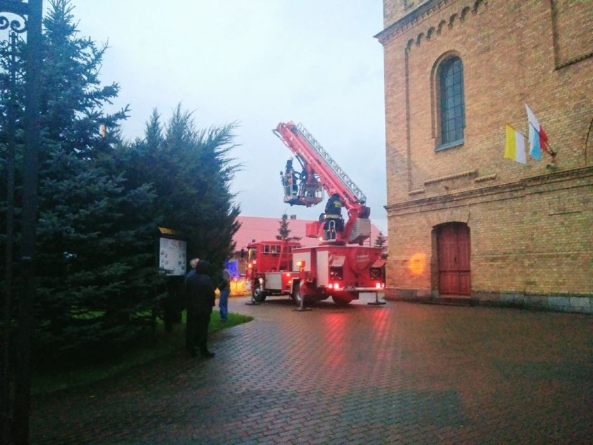 Poluzowana cegła na gzymsie stwarzała realne...