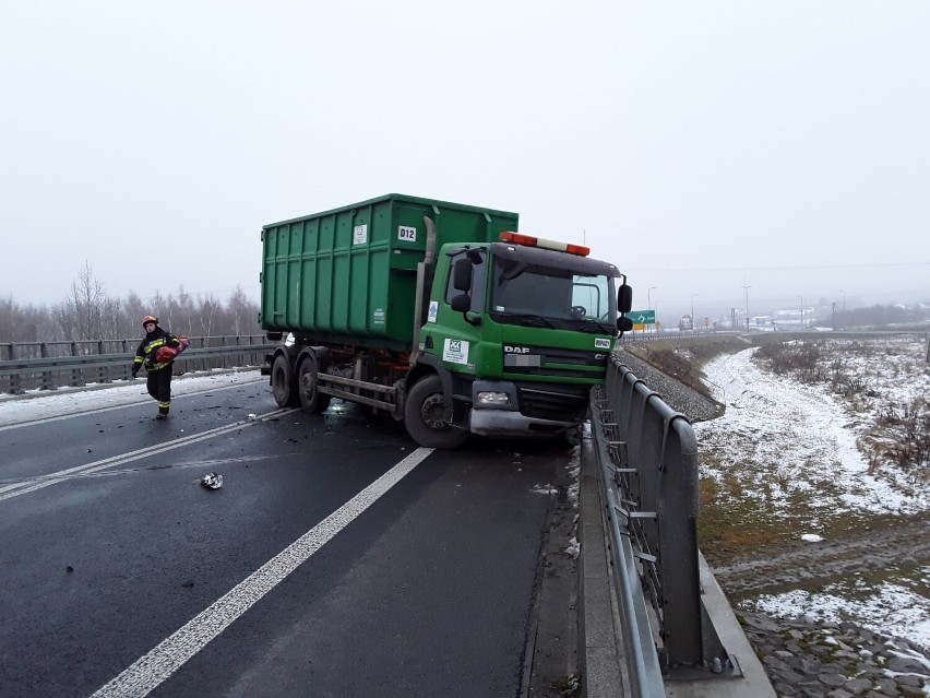 Wypadek na obwodnicy Radomska. Jedna osoba ranna w czołowym zderzeniu