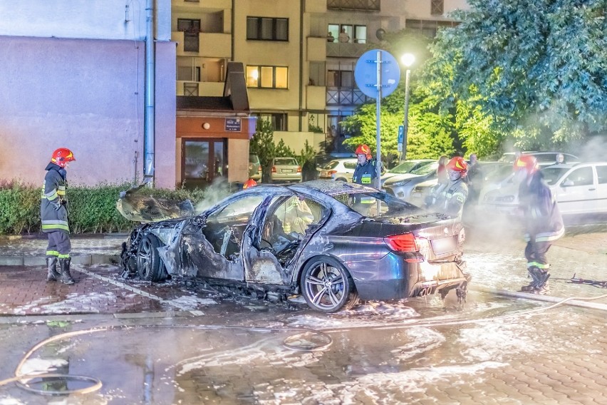 Kraków. Pożar BMW na Kurdwanowie. Policja wyjaśnia przyczyny