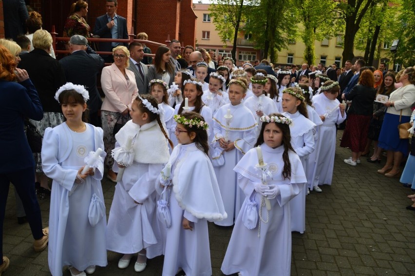 Pierwsza Komunia Święta (2022) w Rawiczu. Dzieci ze Szkoły Podstawowej nr 3 przystąpiły do sakramentu [ZDJĘCIA - 08.05.2022]