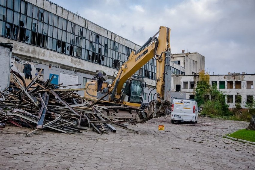 Wyburzają starą „fabrykę chleba” przy ulicy Prostopadłej w...