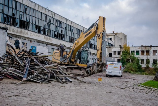Wyburzają starą „fabrykę chleba” przy ulicy Prostopadłej w Wałbrzychu
