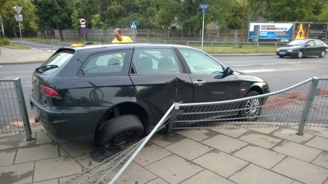 Alfa romeo zderzyła się z fiatem na skrzyżowaniu ul. Pomorskiej i Matejki w Łodzi