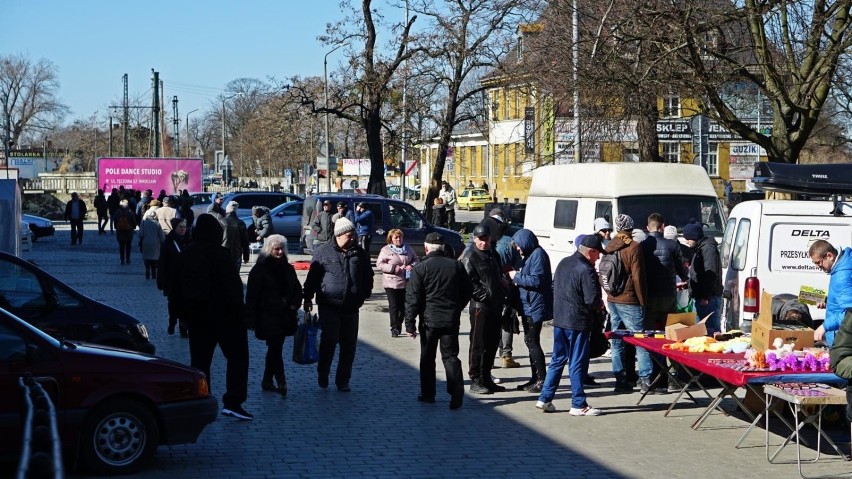 15 marca handlujący i kupujący nic nie robili sobie z...