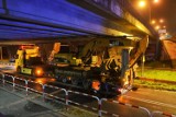 Laweta z koparką uszkodziła wiadukt na Hetmańskiej nad Drogą Dębińską w Poznaniu. Policja zamknęła ulice!