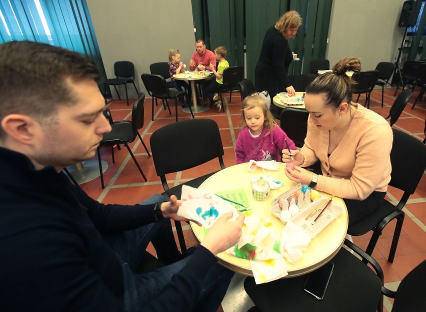 Wielkanocne zdobienie jaj w Muzeum Narodowym w Szczecinie. Rodzinne warsztaty