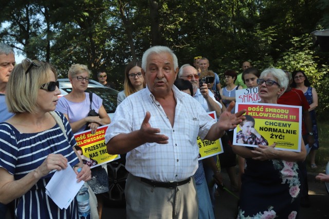 Protest mieszkańców Milowic przed bramą MPGO, w poniedziałek 29 lipca 2019r.