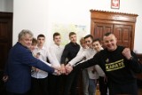 Karatecy z Klubu Karate Shotokan Lębork z wizytą w lęborskim ratuszu