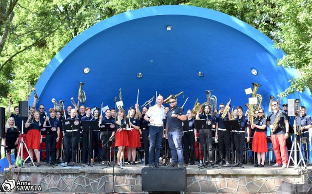 Wracają muzyczne spotkania na Muszli Koncertowej nad Jeziorem Miejskim w Międzychodzie. W niedzielę zagrały dwie orkiestry (11.06.2023).