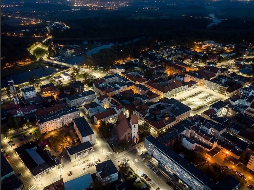 Kędzierzyn-Koźle. Stare Miasto nocą. M.in. rynek po...