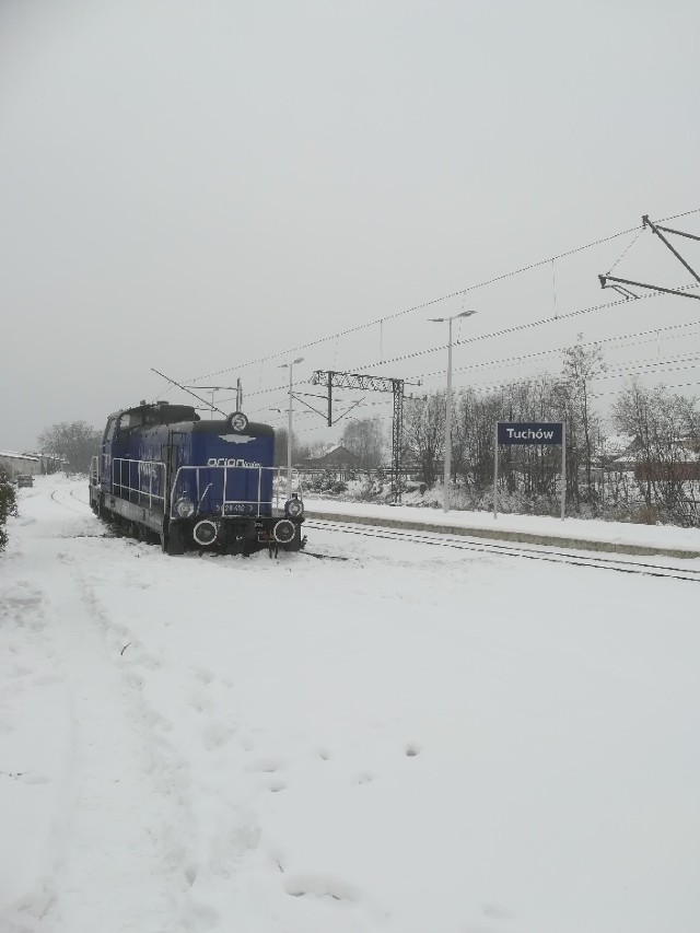 Lokomotywa stoi na bocznym torze na stacji Tuchów