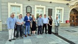 Przed budynkiem gorlickiego Ratusza odbyła się krótka konferencja prasowa z kandydata do Europarlamentu, wiceministra Andrzeja Szejny