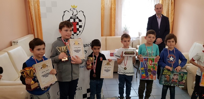 Szachiści ze skierniewickiej "Piątki" z tytułami Mistrzów Polski