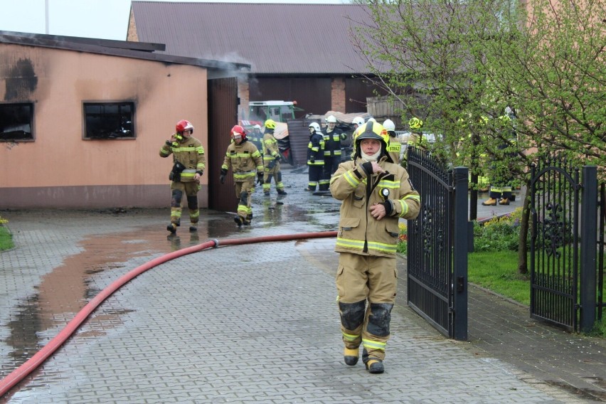 Pożar gospodarstwa w Wiktorowie w powiecie wieluńskim. W akcji ponad 40 strażaków. Ogień spowodował ogromne straty ZDJĘCIA