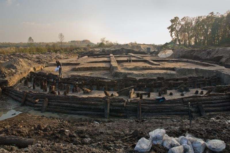 Zdjęcia prac archeologicznych przy budowie zbiornika w...