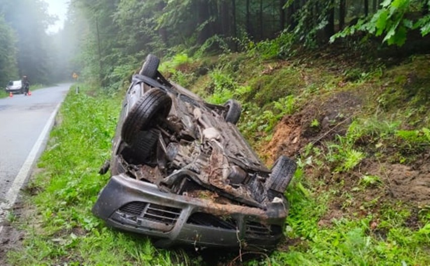 Kąty. Dachowanie mitsubishi, kierowca miał szczęście [ZDJĘCIA]