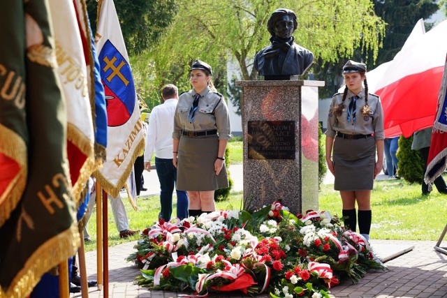 Przed pomnikiem wartę honorową zaciągnęły harcerki z 28. Buskiej Drużyny Wielopoziomowej "Żywioły" z Kazimierskiego Ośrodka Kultury: Aleksandra Żarnowiecka i Alicja Stępień.