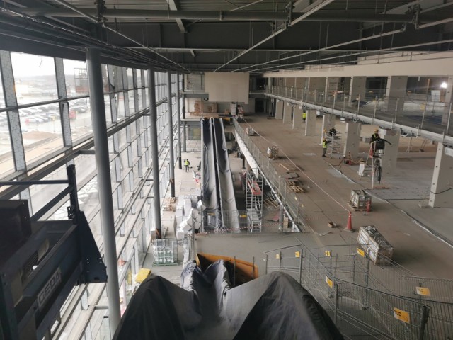 Nowy terminal niemal w całej okazałości. To widok z drugiego piętra na pierwsze i parter. Widok na zachód
