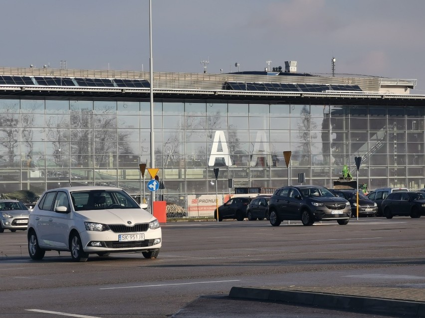 Terminal B, widok od strony parkingu