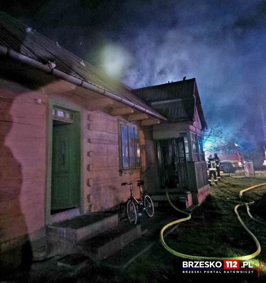 Pożar drewnianego domu w Przyborowie koło Brzeska. Poszkodowana została jedna osoba. Na miejscu pracują służby i trwa akcja gaśnicza 