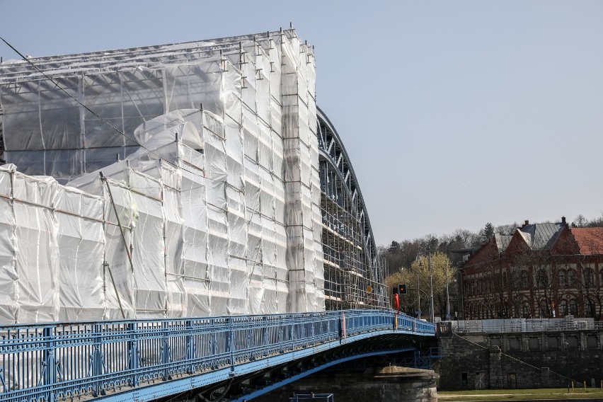 Most Piłsudskiego okryty folią, przebudowa ulicy Krakowskiej