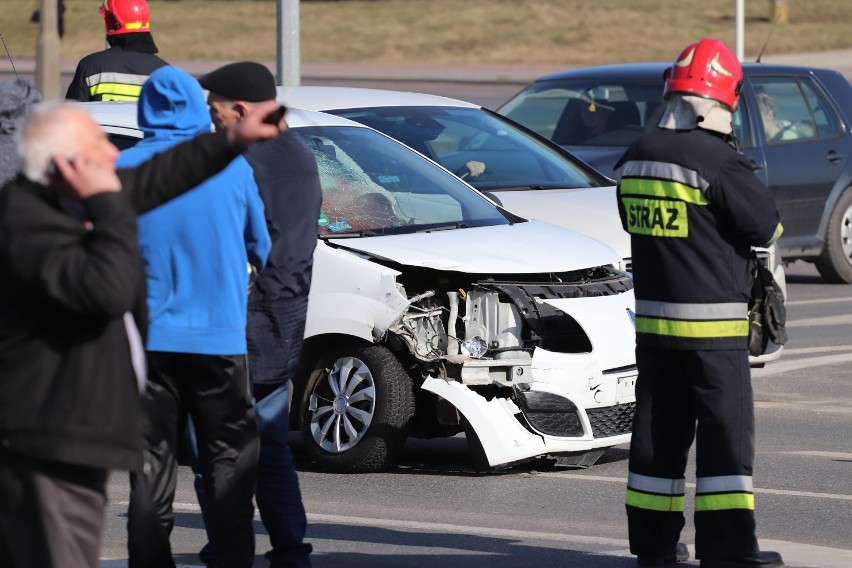 Zderzenie aut na osiedlu Rąbin w Inowrocławiu [zdjęcia]