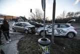 Zderzenie dwóch aut na ul. Sulechowskiej w Zielonej Górze. Na miejscu są już służby ratunkowe. Uwaga! Tworzą się spore korki