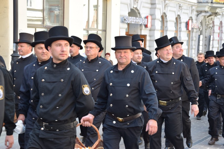 Kominiarze przeszli w paradzie przez Tarnów z racji swojego święta [ZDJĘCIA]