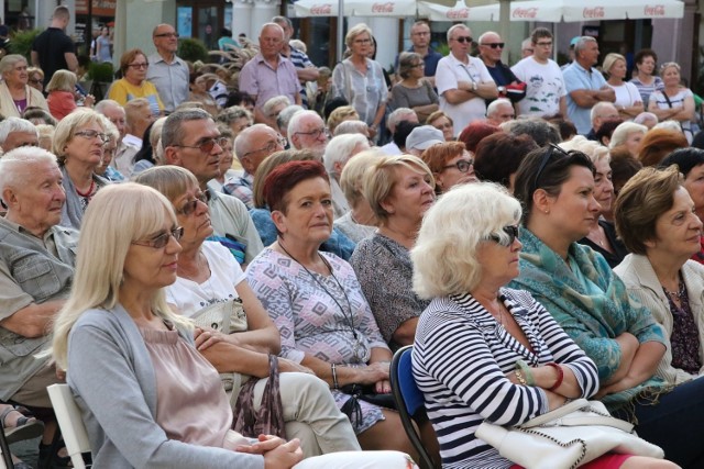 "Muzyczny Rynek" w Kaliszu. Pieśni Włodzimierza Wysockiego w wykonaniu Duo Kasprowicz i Marinczenko