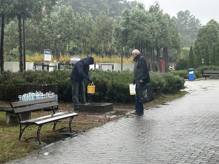 Przygotowania do Wszystkich Świętych w Radomiu. Wiele osób sprząta groby na cmentarzu Firlej. Zobacz zdjęcia